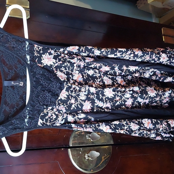 Sleeveless floral blouse with lace on top,size unknown - Picture 1 of 4